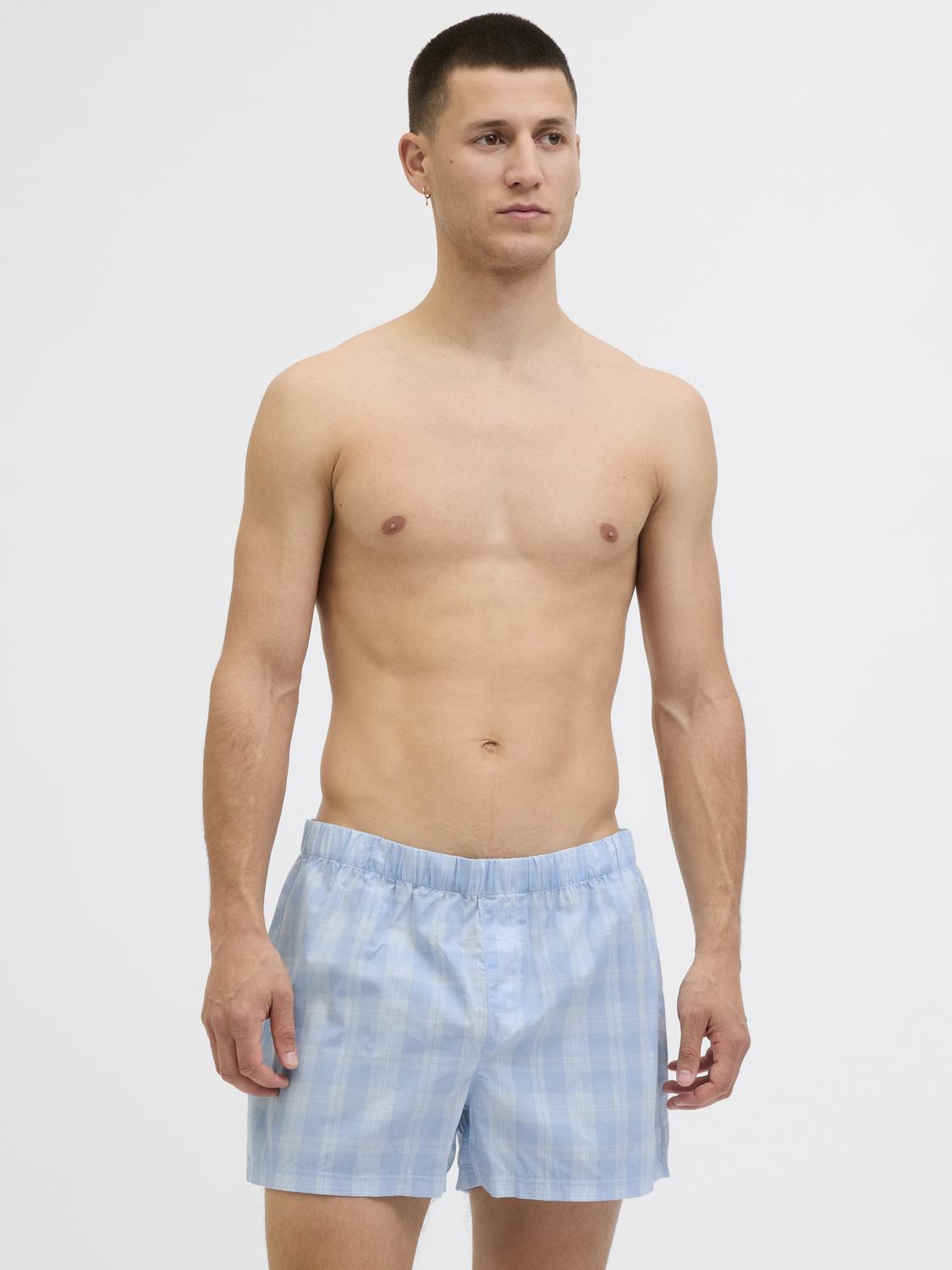model_shot-front
